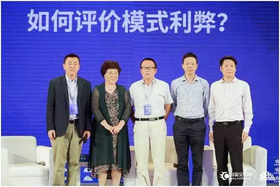 “專注安全、不止于安防，多應用場景下安防企業的發展策略”論壇參與嘉賓合影.webp.jpg